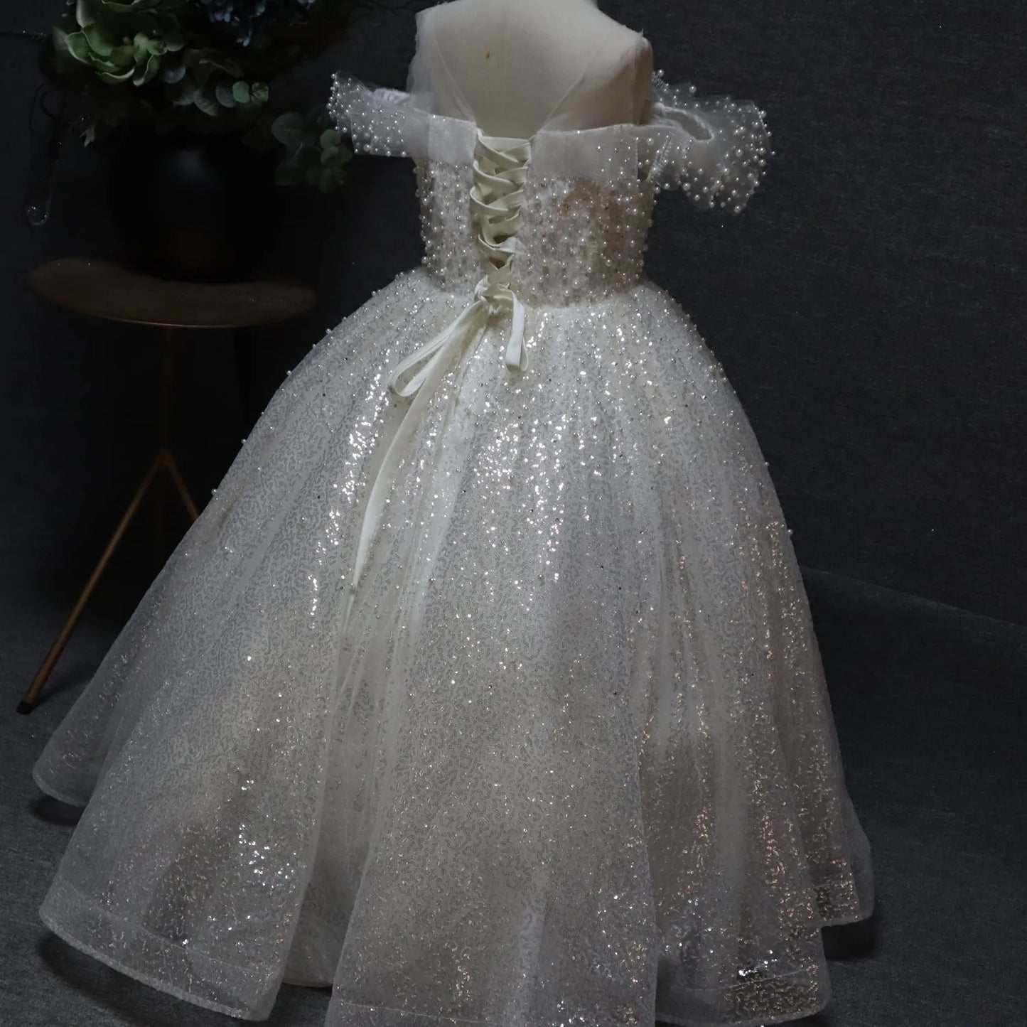 Bling Bling White Beading Pearl Sequins Wedding Flower Girl Dresses A-Line Princess Sleeveless Backless Floor-Length Long Tulle Dress for Christeningsand Graduations