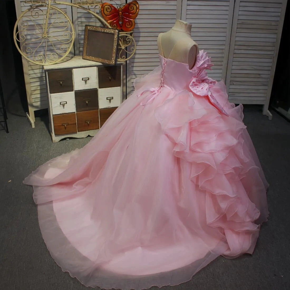 Long Ethereal Pink Prom Dress for Hosting and Stage Performances Off-Shoulder Princess Evening Dress Ball Gown